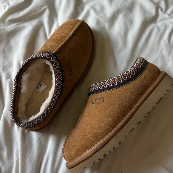 UGG | Shoes | Ugg Womens Tan Slippers | Poshmark display picture 1